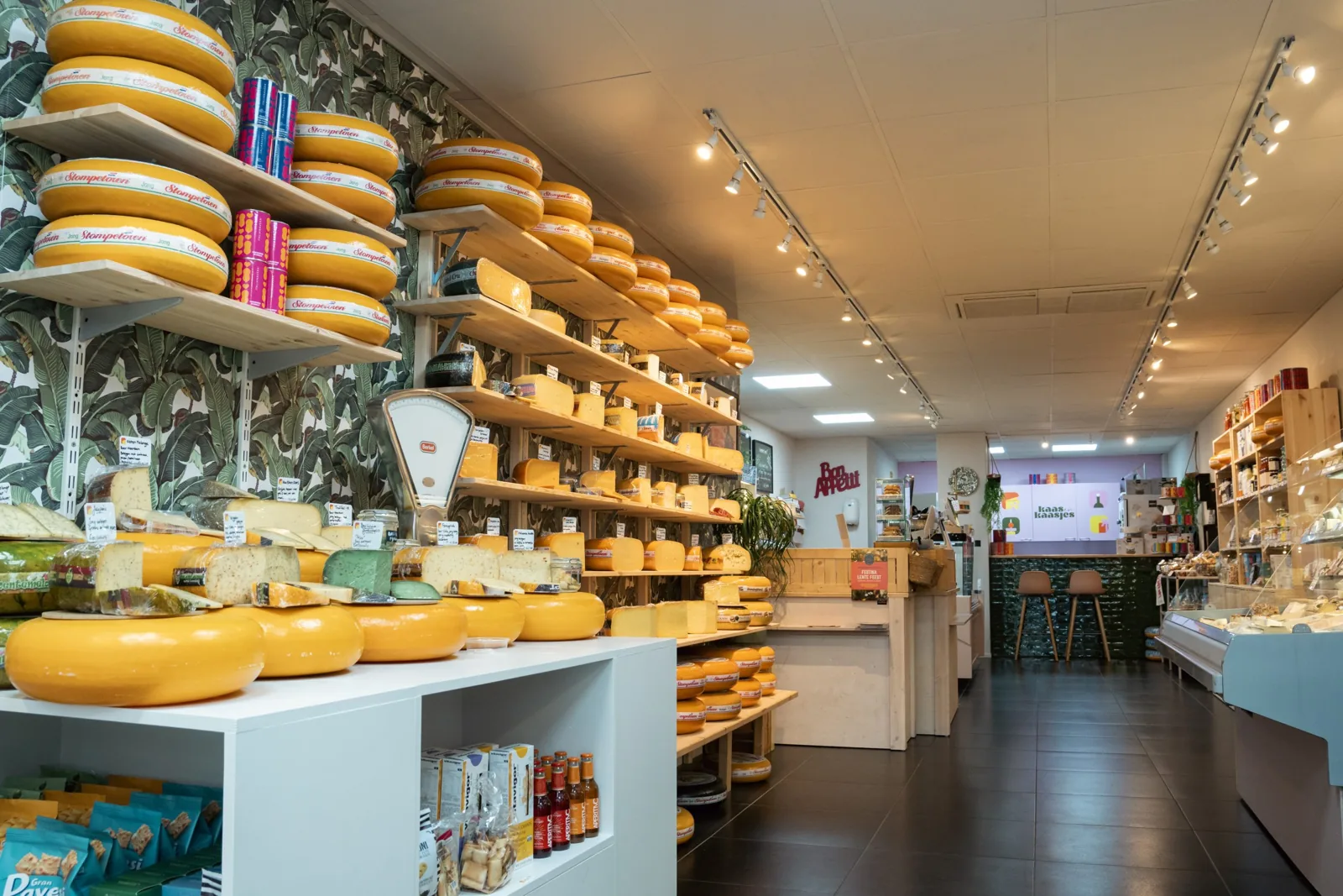 De winkel van Kaas & Kaasjes met de toonbank vol kazen