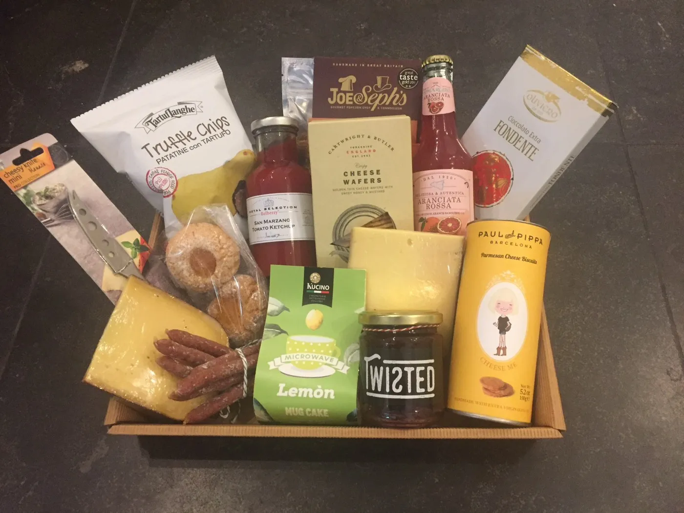 Cadeaupakket met kaas, worstjes, truffelchips en een fles