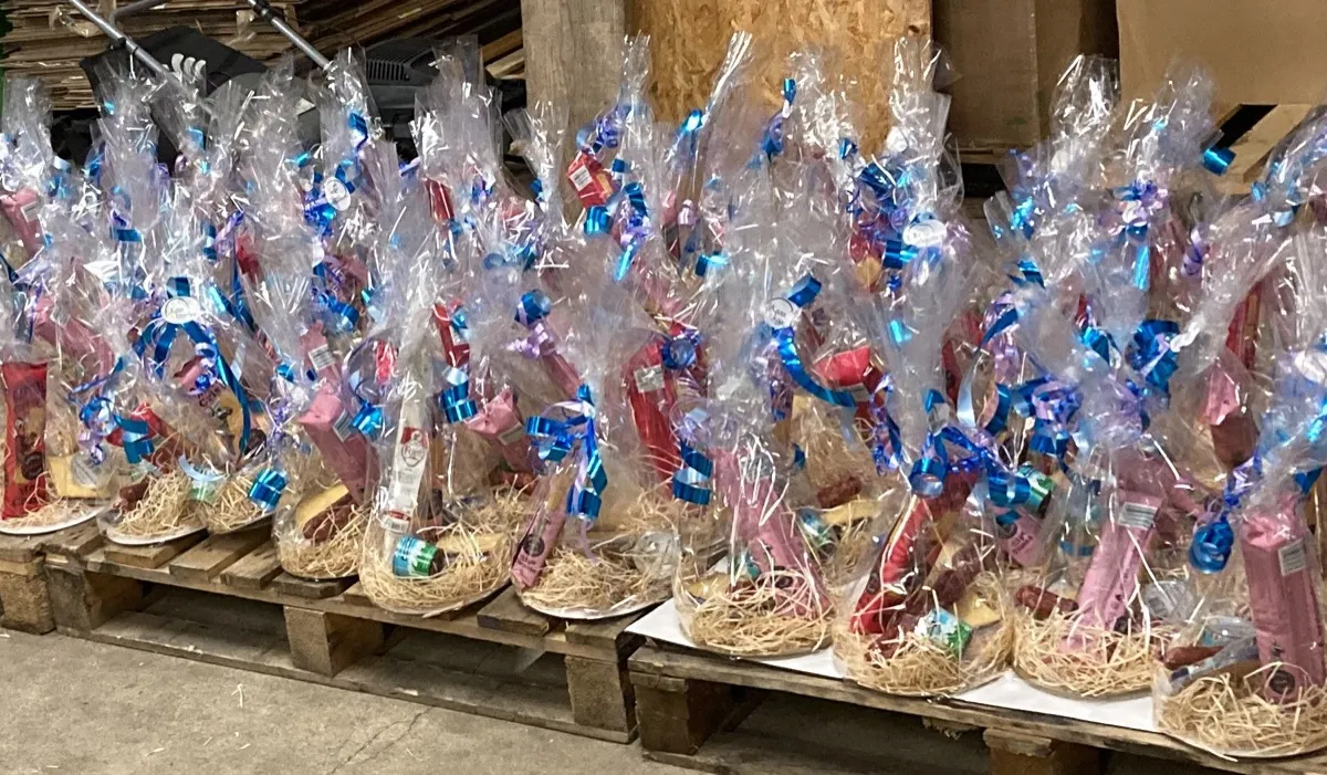 Rijen ingepakte cadeaupakketten klaar voor een zakelijke bestelling