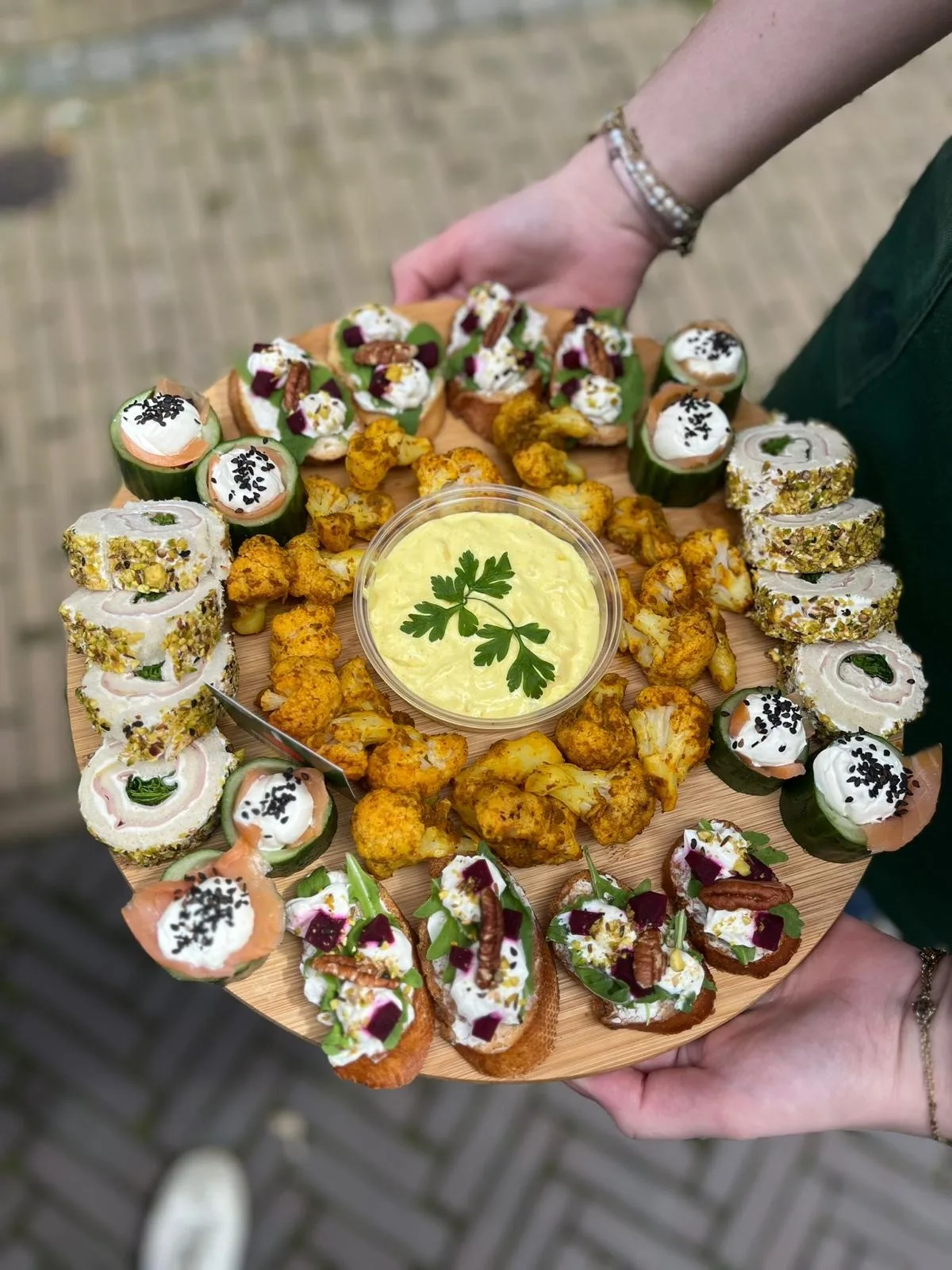 Schaal met fingerfood van Kaas & Kaasjes: gevulde hapjes en dips