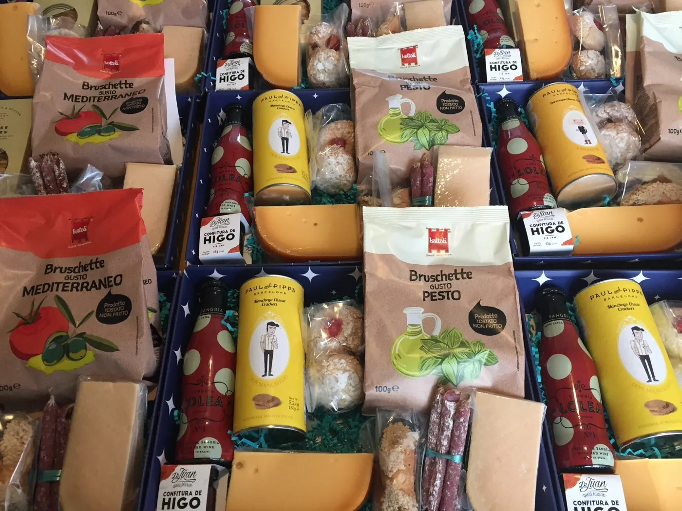 Kratten vol samengestelde pakketten, klaar voor een grote bestelling
