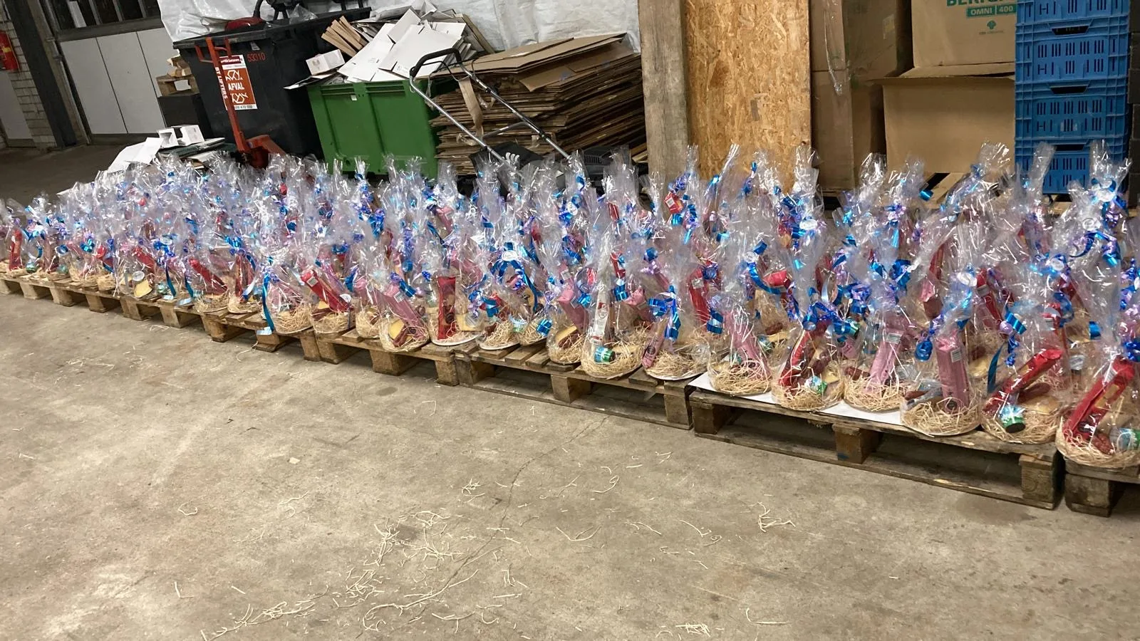 Rijen ingepakte relatiegeschenken van Kaas & Kaasjes, klaar om op te halen