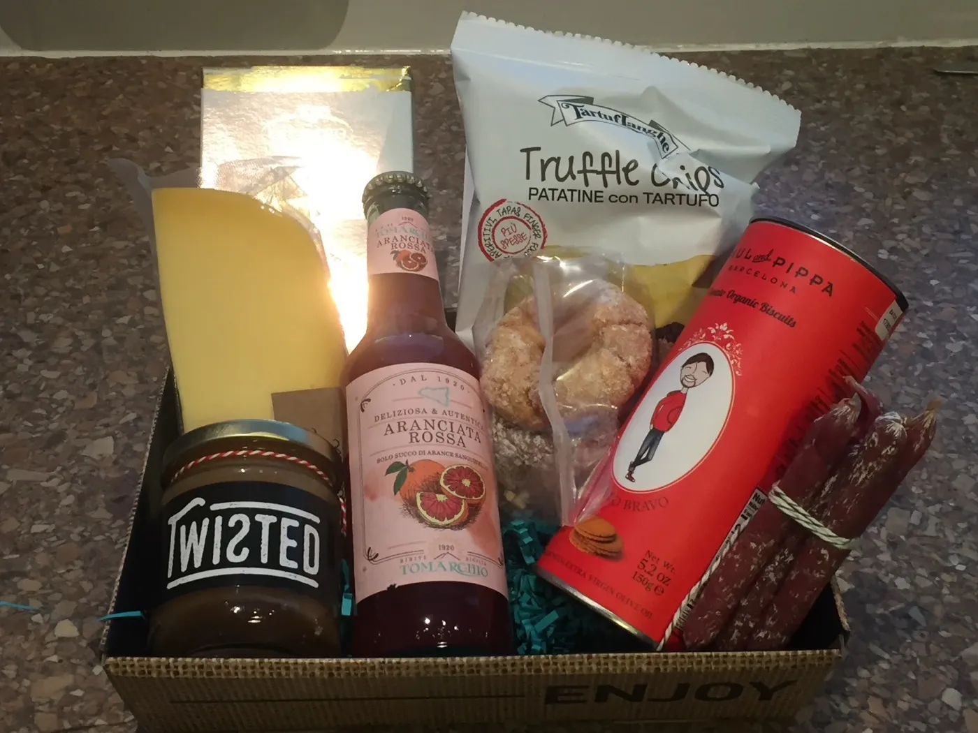 Relatiegeschenk met kaas, worst, truffelchips en een fles