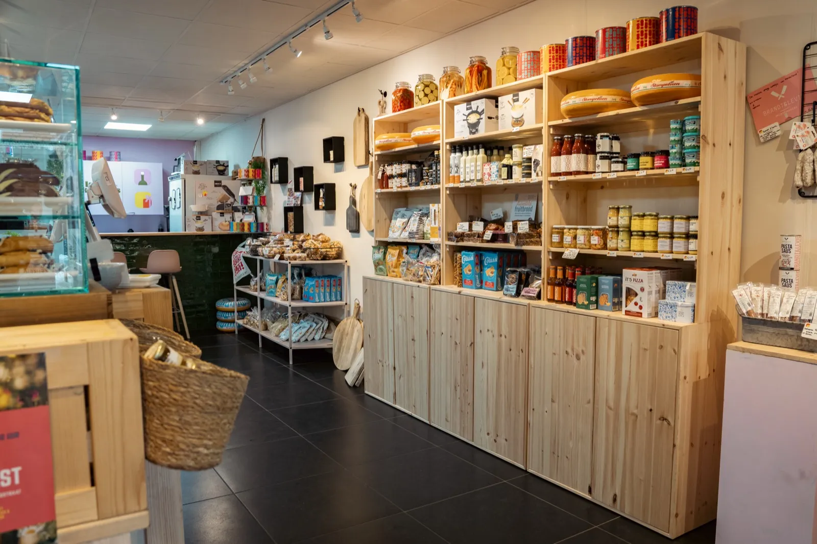 De schappen met delicatessen in de winkel
